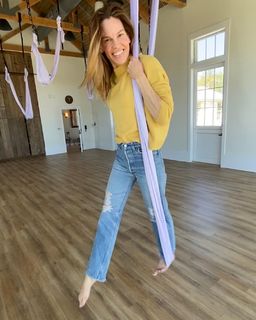 Hilary Swank feet photo thumbnail