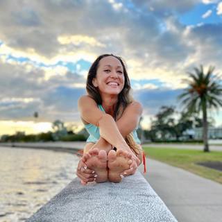 Kino MacGregor feet photo thumbnail