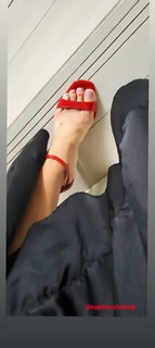 Nicole Neumann feet photo thumbnail