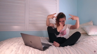 Sofie Dossi feet photo thumbnail
