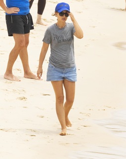 Natalie Portman feet photo thumbnail