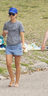 Natalie Portman feet photo thumbnail