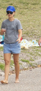 Natalie Portman feet photo thumbnail