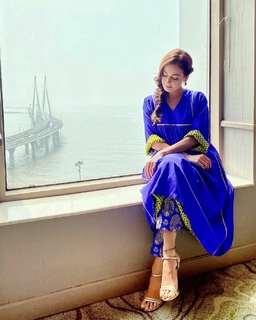 Dia Mirza feet photo thumbnail