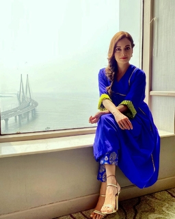 Dia Mirza feet photo thumbnail
