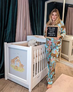 Ashley James feet photo thumbnail
