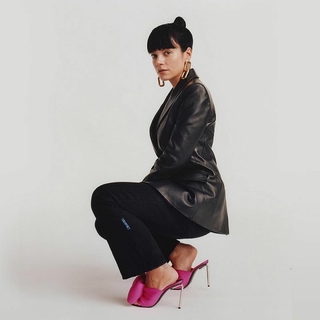Lily Allen feet photo thumbnail