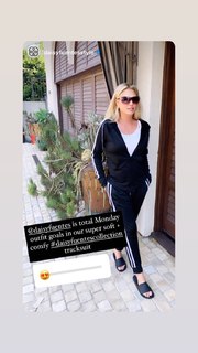 Daisy Fuentes feet photo thumbnail
