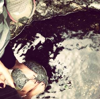 Emily Osment feet photo thumbnail
