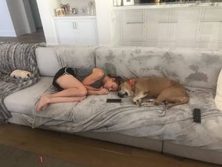 Kaley Cuoco feet photo thumbnail