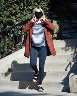 Emma Roberts feet photo thumbnail