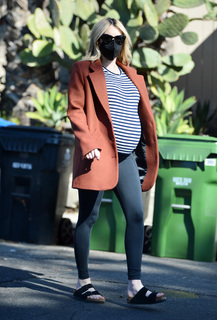 Emma Roberts feet photo thumbnail