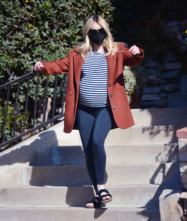 Emma Roberts feet photo thumbnail