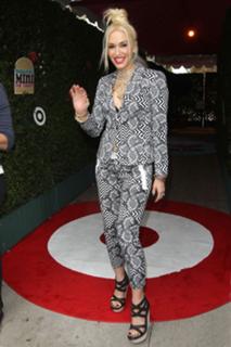 Gwen Stefani feet photo thumbnail
