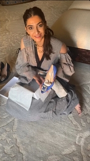 Sonam Kapoor feet photo thumbnail