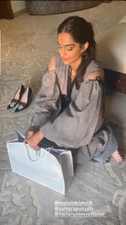 Sonam Kapoor feet photo thumbnail