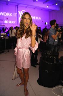 Alessandra Ambrosio feet photo thumbnail