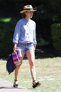 Natalie Portman feet photo thumbnail