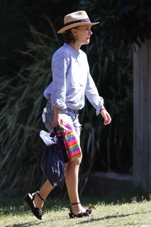 Natalie Portman feet photo thumbnail