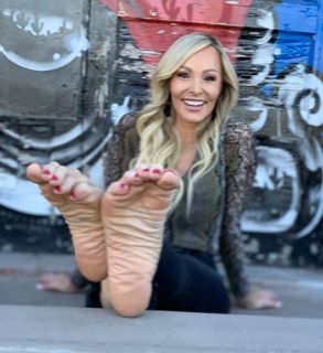 Kyle Unfug feet photo thumbnail