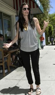 Courteney Cox feet photo thumbnail
