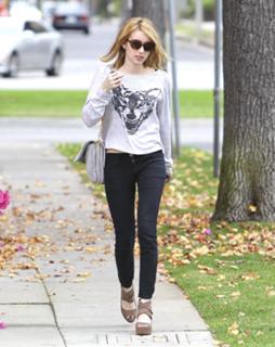 Emma Roberts feet photo thumbnail