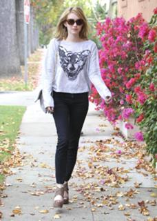 Emma Roberts feet photo thumbnail