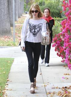 Emma Roberts feet photo thumbnail
