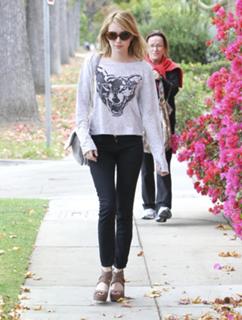 Emma Roberts feet photo thumbnail
