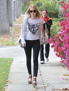 Emma Roberts feet photo thumbnail
