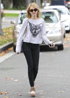Emma Roberts feet photo thumbnail