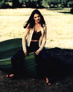 Katie Holmes feet photo thumbnail