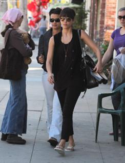 Jessica Alba feet photo thumbnail