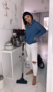 Klaudia Halejcio feet photo thumbnail