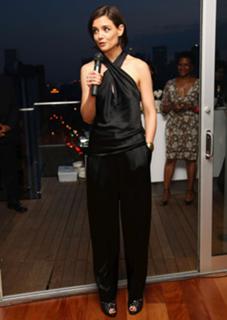 Katie Holmes feet photo thumbnail