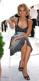 Jessica Alba feet photo thumbnail