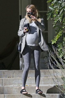 Emma Roberts feet photo thumbnail