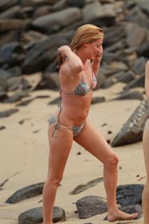 Cat Deeley feet photo thumbnail