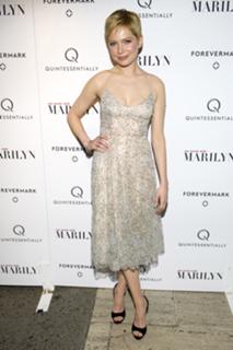 Michelle Williams feet photo thumbnail