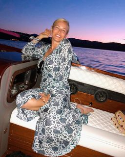 Chelsea Handler feet photo thumbnail