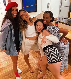 Giovanna Lancellotti feet photo thumbnail