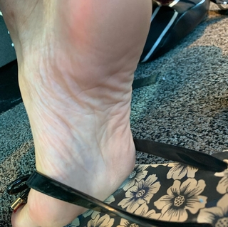 Kyle Unfug feet photo thumbnail