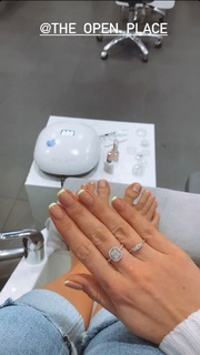 Klaudia Halejcio feet photo thumbnail
