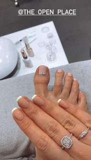 Klaudia Halejcio feet photo thumbnail