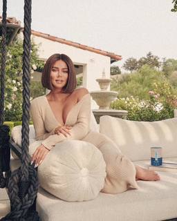 Khloé Kardashian feet photo thumbnail