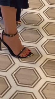 Khloé Kardashian feet photo thumbnail
