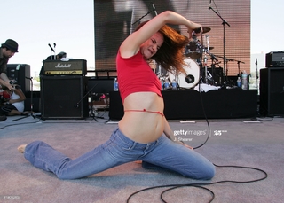Juliette Lewis feet photo thumbnail