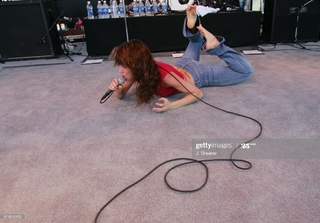 Juliette Lewis feet photo thumbnail