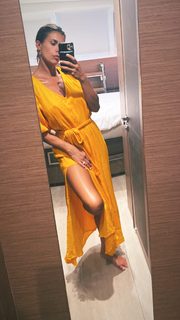 Elisabetta Canalis feet photo thumbnail
