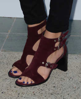Yvonne Strahovski feet photo thumbnail